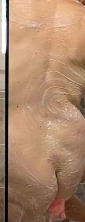 Photos de fesses : Aperçu des fesses de madame sous la douche 