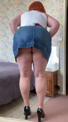 Photos de fesses : Je retire ma jupe 